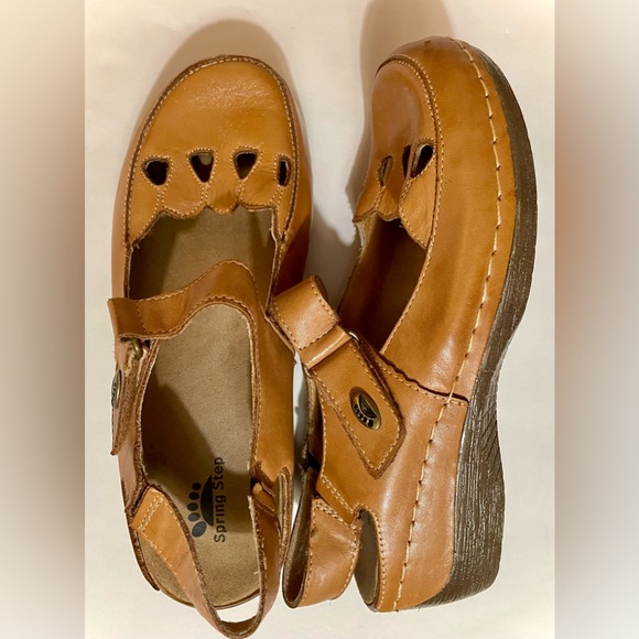 Spring Step Lightweight Brown Shoes - Picture 2 of 9